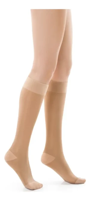 MORA 3/4 TERAPÉUTICA: 140 DENIER CON PUNTERA. Panty Terapéutica, línea Medicinal. Estimula la circulación sanguínea. Previene várices, hinchazón y celulitis. Mejora el drenaje linfático. Alivia la fatiga en las piernas. Ideal para los viajes largos y recomendada para largas horas sentada o parada. Compresión graduada, máxima en el tobillo y decreciente hacia los muslos.